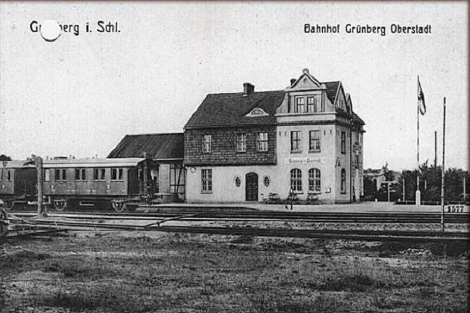 Przedwojenna pocztwka z widokiem stacji Zielona Gra Oberstadt. Po lewej - wagony pasaerskie kolejki szprotawskiej.