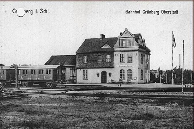 Widok na budynek dworca na stacji Zielona Gra Grne Miasto. Stan przed 1945 r.