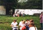 Maj lub czerwiec 1995 roku. Uczniowie Szkoy podstawowej z Przytoku  podczas imprez oglnomiejskiego dnia sportu. Na torach siedza dziewczyny szkicujce plan stacji a przed pomp wodn pozuj ich koleanki.
