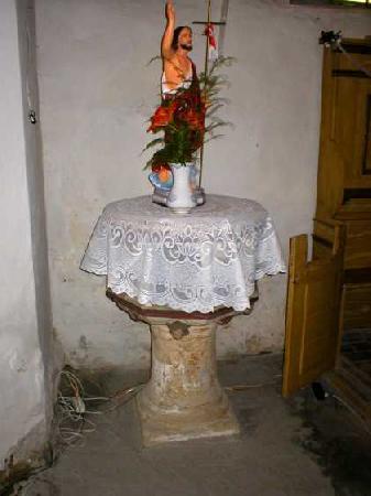 Koci w Chotkowie. Zabytkowa kamienna chrzcielnica z II po. XVI w. Fot. ze strony www.brzeznica.com.pl