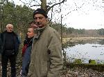 II MROK 12.04.2008. Grupa przy lenym jeziorze, w okolicy Skibic. Jarek z tyu, za Jurkiem Kwaniewiczem.
