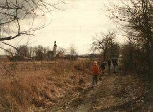 Widok od strony kolejki szprotawskiej na wieś Broniszów (kościół). 06 marca 1994, fot. M. Bonisławski Widok od strony kolejki szprotawskiej na wieś Broniszów (kościół). 06 marca 1994, fot. M. Bonisławski