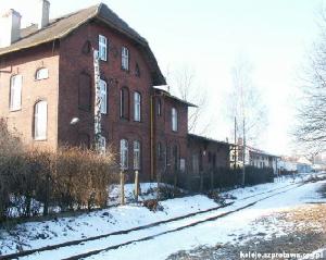 Budynek Dworca Szprotawskiego na stacji Zielona Góra Pónoc, widok od strony torów. Stan wspóczesny (luty 2006). Fot. Alicja Pawlak, PTKraj.