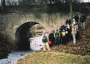 Most nad rzeką Brzeźnica obok stacji kolejki szprotawskiej Chotków - Wieś. Widok wspólczesny (XII 2004 r.). Fot. M. Bonisławski