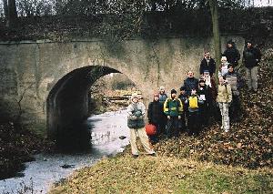 Most nad rzeką Brzeźnica obok stacji kolejki szprotawskiej Chotków - Wieś. Widok wspólczesny (XII 2004 r.). Fot. M. Bonisławski Most nad rzeką Brzeźnica obok stacji kolejki szprotawskiej Chotków - Wieś. Widok wspólczesny (XII 2004 r.). Fot. M. Bonisławski