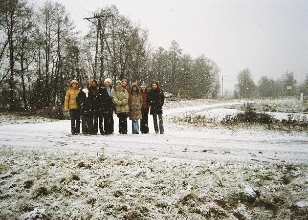 Jarogniewice. Miejsce gdzie w bok od drogi - osi wsi bya stacja kolejowa (trjktny plac za grup). Widok wspczesny (XII 2004 r.). Fot. M. Bonisawski