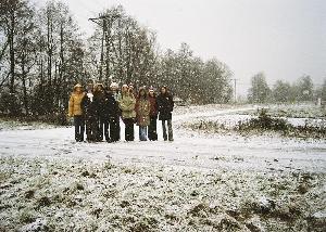 Jarogniewice. Miejsce gdzie w bok od drogi - osi wsi była stacja kolejowa (trójkątny plac za grupą). Widok współczesny (XII 2004 r.). Fot. M. Bonisławski Jarogniewice. Miejsce gdzie w bok od drogi - osi wsi była stacja kolejowa (trójkątny plac za grupą). Widok współczesny (XII 2004 r.). Fot. M. Bonisławski