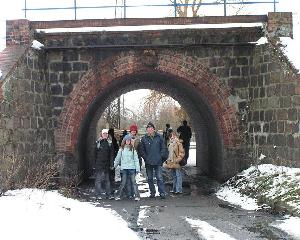 Wiadukt opodal stacji Szprotawa, poszerzony w 1911 r., tak aby obok torów linii od - Berlin zmieci si tor kolei Zielona Góra - Szprotawa. Widok wspólczesny (13 marca 2005 r.). Fot. M. Bonisawski