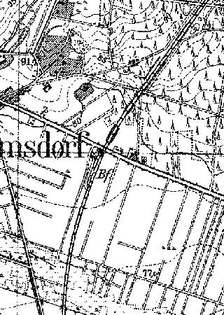 Fragment niemieckiej mapy topograficznej okolic Ochli. Poniej przejazdu kolejowego w cigu szosy wida stacj. Niezbyt czytelny rysunek pozwala sdzi i byy dwa lub jeden tory boczne, w tym jeden lepy.