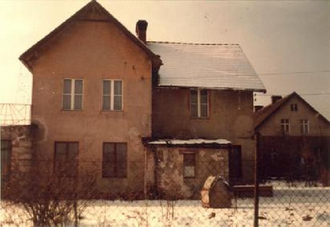 Budynek dworca kolejki szprotawskiejw Ochli. Widok wsplczesny (1994 r.)