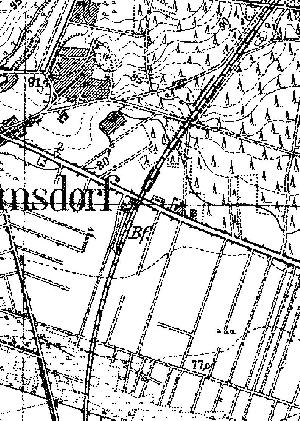 Fragment niemieckiej mapy topograficznej okolic Ochli. Poniżej przejazdu kolejowego w ciągu szosy widać stację. Niezbyt czytelny rysunek pozwala sądzić iż były dwa lub jeden tory boczne, w tym jeden ślepy. Fragment niemieckiej mapy topograficznej okolic Ochli. Poniżej przejazdu kolejowego w ciągu szosy widać stację. Niezbyt czytelny rysunek pozwala sądzić iż były dwa lub jeden tory boczne, w tym jeden ślepy.