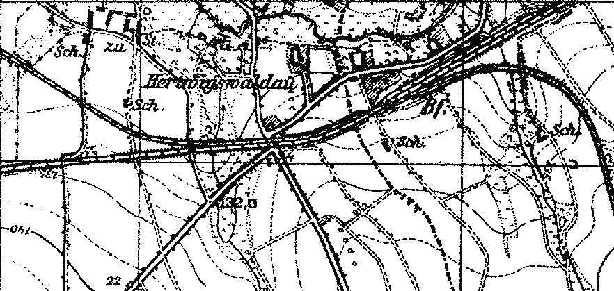 Fragment niemieckiej mapy topograficznej okolic Stypułowa z 1933 r. Wyraźnie widoczna jest stacja kolejowa. Zwraca uwagę zupełnie inny niż wspólcześnie układ drogowy wokół przejazdu kolejowego i równoległy a nie wspólny  bieg torów obu linii
