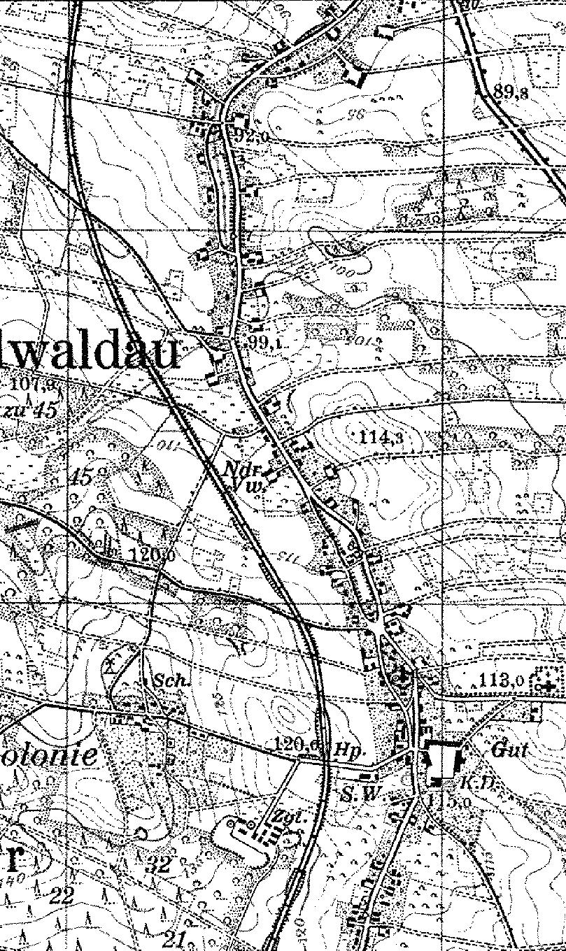 Fragment niemieckiej mapy topograficznej Broniszowa z 1933 r. W dolnej części, na lewo od zabudowań wsi widać Haltepunkt (Hp). Można chyba odczytać nitkę bocznicy, ale napewno nie widać zaznaczonych żadnych trwałych zabudowań.
