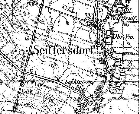 Fragment niemieckiej mapy topograficznej z 1933 r.. W lewym, dolnym rogu, tu poniej przejazdu kolejowego wida stacj Radwanw (Bf). Prawdopodobnie byy dwa boczne tory i jaki budynek za torowiskiem (patrzc od strony wsi).