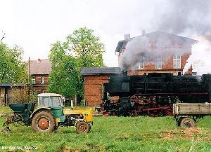 Dworzec PKP Stypułów. Zdjęcie Andrzeja Klauzy z 27 IV 2002 r. ze strony www.dieseleldorado.prv.pl. 60 lat wcześniej w miejscu traktora stałby koń. Stałby na torach szprotawskich... Dworzec PKP Stypułów. Zdjęcie Andrzeja Klauzy z 27 IV 2002 r. ze strony www.dieseleldorado.prv.pl. 60 lat wcześniej w miejscu traktora stałby koń. Stałby na torach szprotawskich...