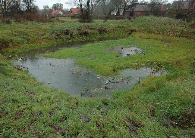 Jarogniewice. D wypeniony wod, opodal odejcia brukowanej drogi dojazdowej do stacji od gwnej drogi wiejskiej. Powsta prawdopodobnie po wybraniu fundamentw po baraku. Grudzie 2006, fot. Ola Michalska