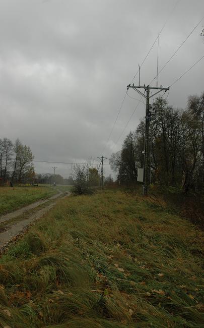 Jarogniewice. Plac postacyjny widziany od strony wjazdu kolei z Ochli (naprzeciw drogi wiejskiej). Na pierwszym planie teren po gwnym torze. Grudzie 2006, fot. Ola Michalska