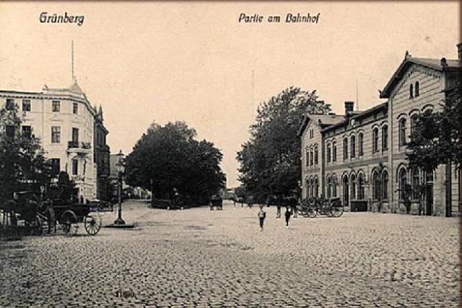 Przed 1911 r. Pusty plac przed starym dworcem PKP (z prawej). W miejcu kpy drzew, w gbi, po rodku,  pobudowano pniej "zielon budk" - Dworzec Szprotawski. A dotd dochodziy tory linii szprotawskiej. Fot. ze zbiorw M. Bonisawskiego