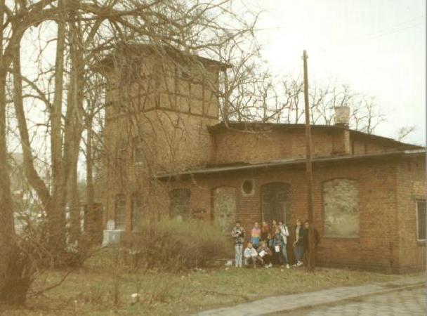 Dworzec Grne Miasto. Grupa dzieci z SP3 w Z. Grze (koo PTKraj. "Sikorki")przed warsztatami kolejowymi w 1995 r. Widok od strony ul. Jaskczej. Warsztaty, kojarzone te z lokomotywowni, zostay zburzone w 2003 r. przy budowie marketu Netto