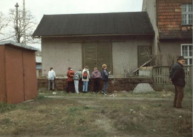 Dworzec Grne Miasto. Dzieci z SP 3 Z. Gra (koo PTKraj. "Sikorki") przy magazynie stacji. Rok 1995. Z prawej nestor zielonogrskich przewodnikw Witold Marjaski.