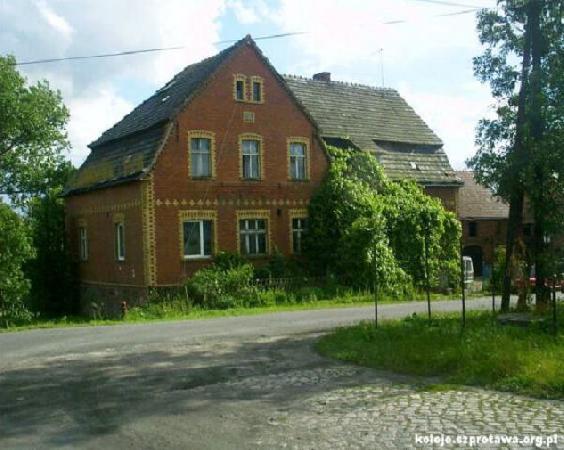 Siecieborzyce. Budynek "gocica kolejowego". Widok z dawnego peronu stacji (rwnolegy do widocznego brukowanego podjazdu). Stan wspczesny. Zdjcie ze strony www.koleje.szprotawa.org.pl