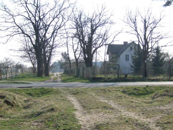 Ochla. Zdjcie obrazujce przebieg torw w okolicy budynku stacji (z prawej). Widoczna droga polna (dzi ty szlak turystyczny PTKraj.) biegnie ladem toru kolejowego. Za budynkiem dworca odbijaa w prawo mijanka. Zdjcie ze strony wikipedii