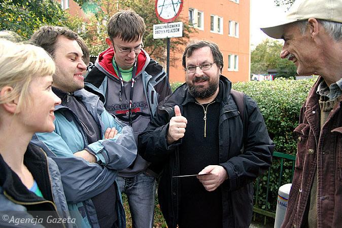 Mieczysaw Bonisawski(w rodku) by bardzo zadowolony z wyprawy. - Pogoda dopisaa, frekwencja te. Nie pozostaje mi nic innego, jak planowa kolejne spacery - cieszy si. Tekst Paulina Nodzyska.
Fot. Sebastian Rzepiel / AG. (rdo: Gazeta Wyborcza)