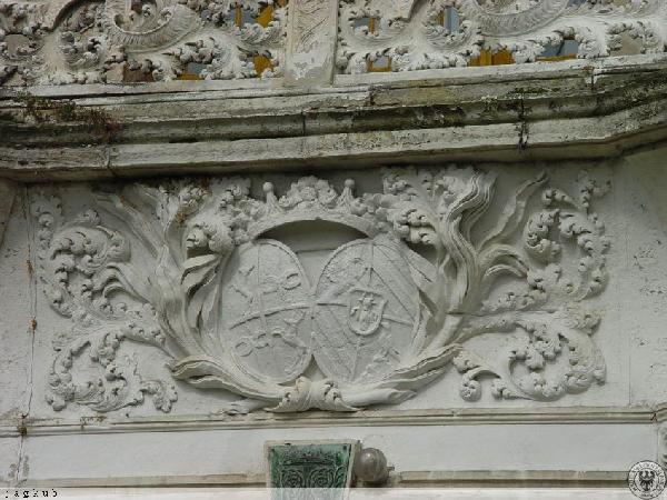 Chotkw: paac, kartusze herbowe na portalu. Fot. ze strony www.wroclaw.hydral.com.pl