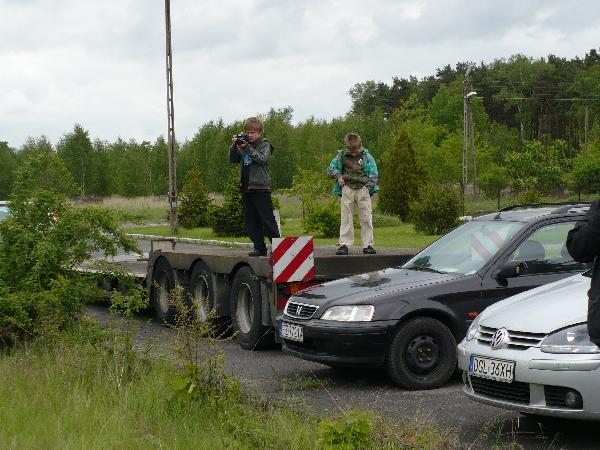 Kolejne pokolenie obieywiatw w akcji
XXI wiek - koleje zastpiy samochody, tory - autostrady a nas - kolejne pokolenie ciekawskich eksploratorw.
Fot. M. Trojanowski
