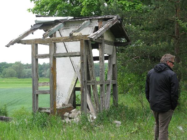 A gdy na szlaku Ci przycinie...
Nie, nie, skorzystam z tej toalety... Troch mnie skrca, ale tam by napis, "grozi zawaleniem, wstp wzbroniony"
Fot. M. Bonisawski
