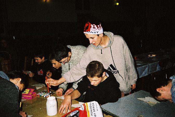 Uczestnicy grzecznie wykonuj elementy wystroju wietlicy na kolacj wigilijn i ozodoby na choink