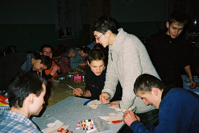 Uczestnicy grzecznie wykonuj elementy wystroju wietlicy na kolacj wigilijn i ozodoby na choink