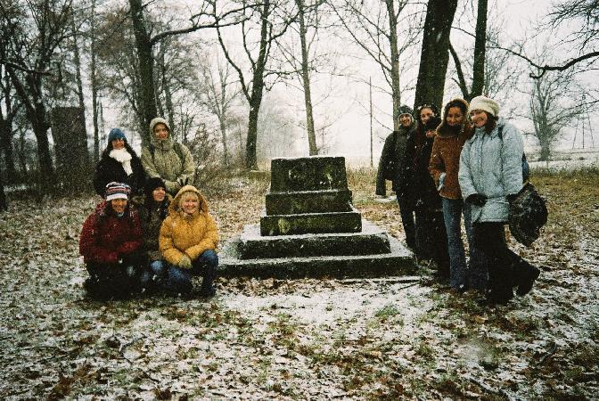 Makolgwy przy pozostaociach pomnika wystawionego ku pamici przedwojennych mieszkacw Jarogniewic (czyli waciwie wsi Hartmannsdorf)polegych w I wojnie wiatowej. Takie pomniki zwano Kriegerdenkmal.