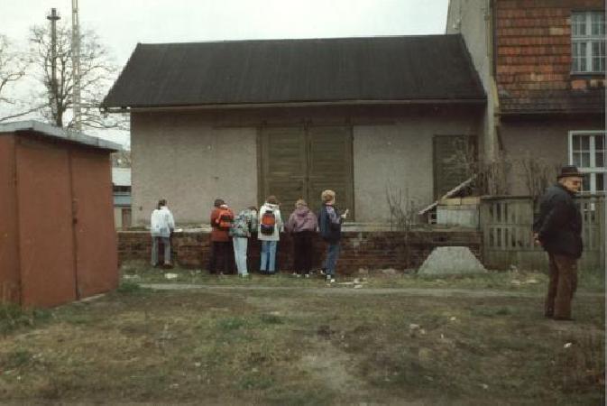 1995.04.02 Dzieci z Koa "Sikorki" przy b. szkole podstawowej nr 3 w Z. Grze, z przewodnikiem W. Mariaskim, szkicuj do projektu (w ramach prowadzonych bada stacji dawnej kolei) budynek ekspedycji kolejowej na dawnej stacji Grunberg Oberstadt