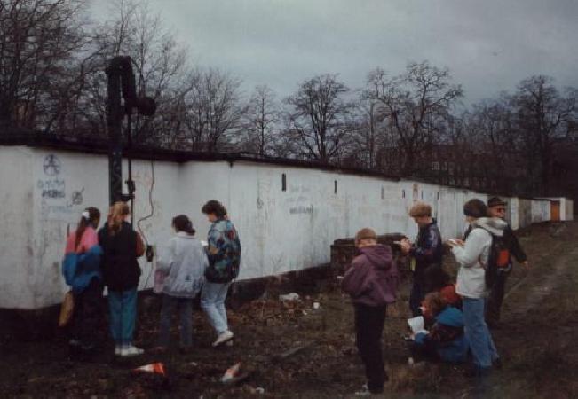 1995.04.02 Dzieci z Koa PTKraj. "Sikorki" przy byej szkole podstawowej nr 3 w Zielonej Grze, z przewodnikiem Witkiem Mariaskim, rysuj zachowan jeszcze wtedy  na dawnej stacji Grunberg Oberstadt pomp do nawadniania parowozw. 
