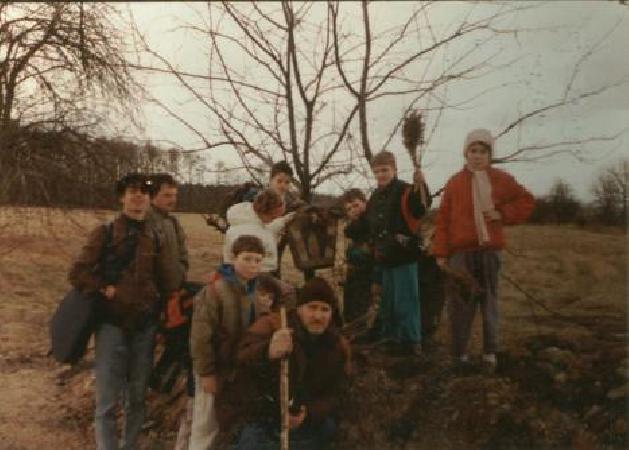 1994.03.06 I Rajd Szlakami Kolei elaznych, wyprawa nr 2. Dzieci z Pogotowia Opiekuczego pozuj na nasypie  szprotawskiego torowiska przed Broniszowem. Pierwszy z lewej Grzegorz Chodacki, a drugi - Jarosaw Wnorowski. Przewodnicy rajdu z ramienia PTKraj.