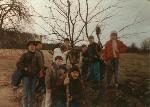 1994.03.06 I Rajd Szlakami Kolei elaznych, wyprawa nr 2. Dzieci z Pogotowia Opiekuczego pozuj na nasypie  szprotawskiego torowiska przed Broniszowem. Pierwszy z lewej Grzegorz Chodacki, a drugi - Jarosaw Wnorowski. Przewodnicy rajdu z ramienia PTKraj.