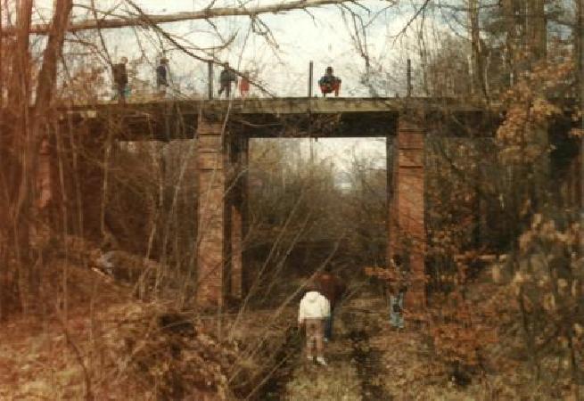 1994.03.06 Dzieci z zielonogrskiego Pogotowia Opiekuczego przy wiadukcie w Lesie Broniszowskim.