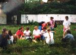 Maj lub czerwiec 1995 roku. Uczniowie Szkoły podstawowej z Przytoku szkicują plan stacji Grunberg Oberstadt podczas imprez  ogólnomiejskiego dnia sportu. Wszyscy siedzą na zachowanych jeszcze wtedy szynach pełnego układu torowego stacji.