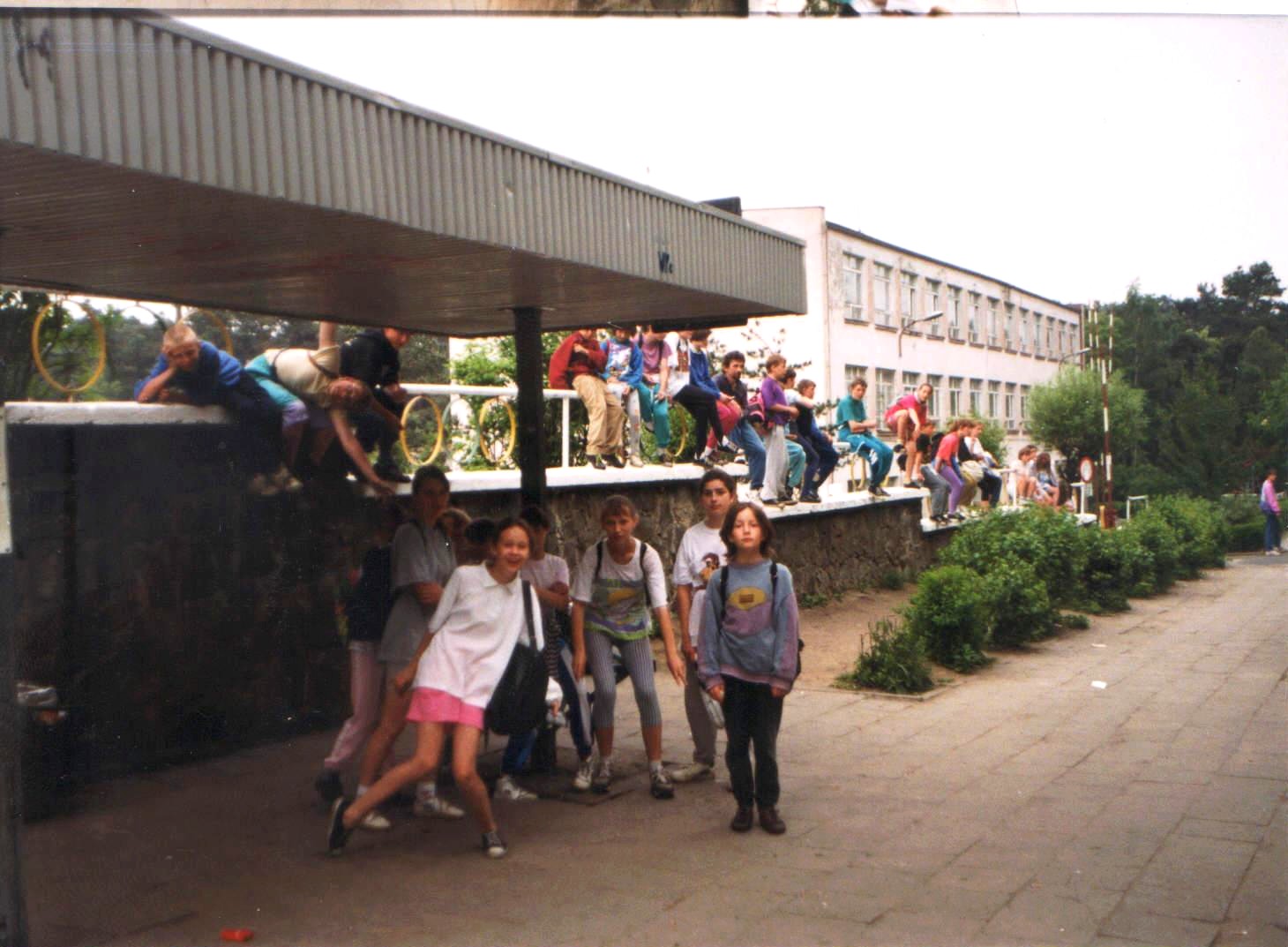 Maj lub czerwiec 1995 roku. Uczniowie Szkoy podstawowej z Przytoku na kocu wycieczki szlakiem torowiska kolei szprotawskiej. Z ptli przy ul. Botanicznej autobusem MZK wszyscy udali sie do SOJ w Raculce.