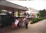 Maj lub czerwiec 1995 roku. Uczniowie Szkoły podstawowej z Przytoku na końcu wycieczki szlakiem torowiska kolei szprotawskiej. Z pętli przy ul. Botanicznej autobusem MZK wszyscy udali sie do SOJ w Raculce.