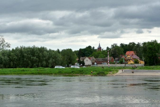 Na koniec niespodzianka - powrt niczym z wyprawy za wielk wod... Widoczek na Milsko z pokadu odrzaskiego promu... Fot. J. i B. Konarscy