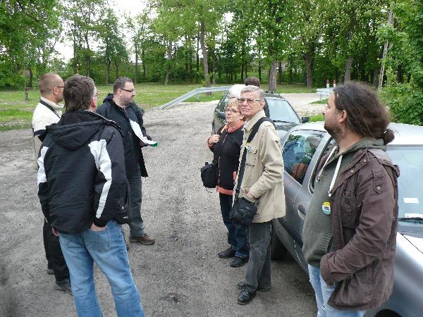 Przed dworkiem klenickim. Widok niby niespecjalny, ale adnie sie prezentuj nasze znaczki rajdowe... Fot. M. Trojanowski