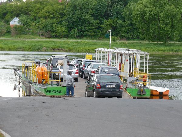 Popatrzmy sobie zatem po kolei. Przed wjazdem na prom naszej maej kawalkady... Fot. M. Trojanowski