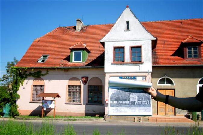 W tle budynek sklepowy na zakrcie do Drzonowa. A na pierwszym planie zdjcie tego budynku sprzed wieku. By tu wtedy zajazd "Pod Zielonym Wiecem". Prawda, e ciekawe zestawienie spojrze dwch spoecznoci na to samo miejsce ? Fot. Jana W.