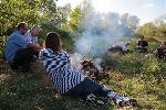 Ostatecznie wszyscy ze swobod i na luziku bawili si i podczas zwiedzania, szperania po zakamarkach i w trakcie pokonywania wertepw w poszukiwaniu rde rzeki. A na koniec - ju horyzontalnie - przy ognisku... Fot. Jana W.