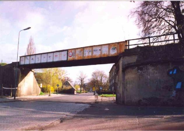 Wiadukt nad ul. Kouchowsk z 1911 r. (konstrukcja firmy Beuchelt i
Co). Widok z dou, IV 2001 r., tu przed zburzeniem na mocy decyzji wczesnego prezydenta miasta Zygmunta Listowskiego, kilkanacie dni przed upywem jego kadencji. Fot. Marek Toporowicz