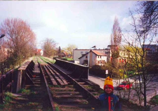 Wiadukt nad ul. Kouchowsk z 1911 r. (konstrukcja firmy Beuchelt i
Co). Widok z gry, IV 2001 r., tu przed zburzeniem na mocy decyzji wczesnego prezydenta miasta Zygmunta Listowskiego, kilkanacie dni przed upywem jego kadencji. Fot. Marek Toporowicz