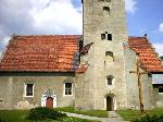 Kosciół w Chotkowie. Z lewej wejście do kruchty poprzez gotycki portal. Fot. ze strony www.brzeznica.com.pl