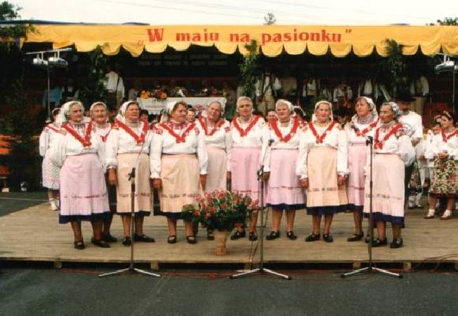 Zesp folklorystyczny "Wichowianki" z Wichowa. Fot. ze strony www.brzeznica.com.pl
